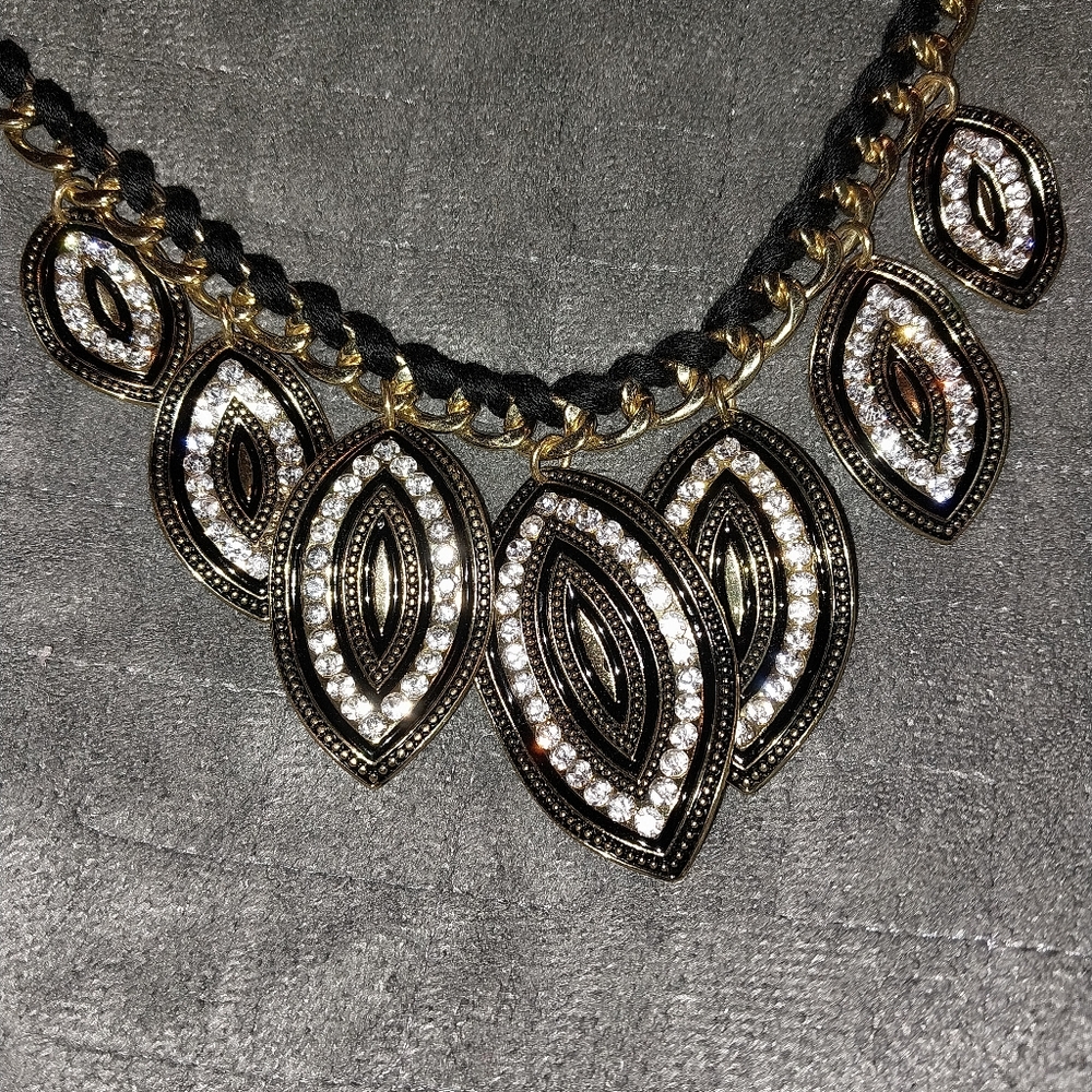 New York & Co Bib Neclace
